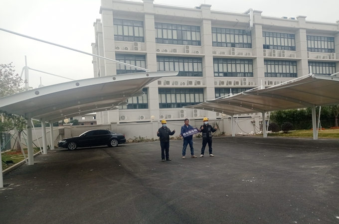 廣東茂名膜結(jié)構(gòu)車(chē)棚案例與客戶(hù)合影